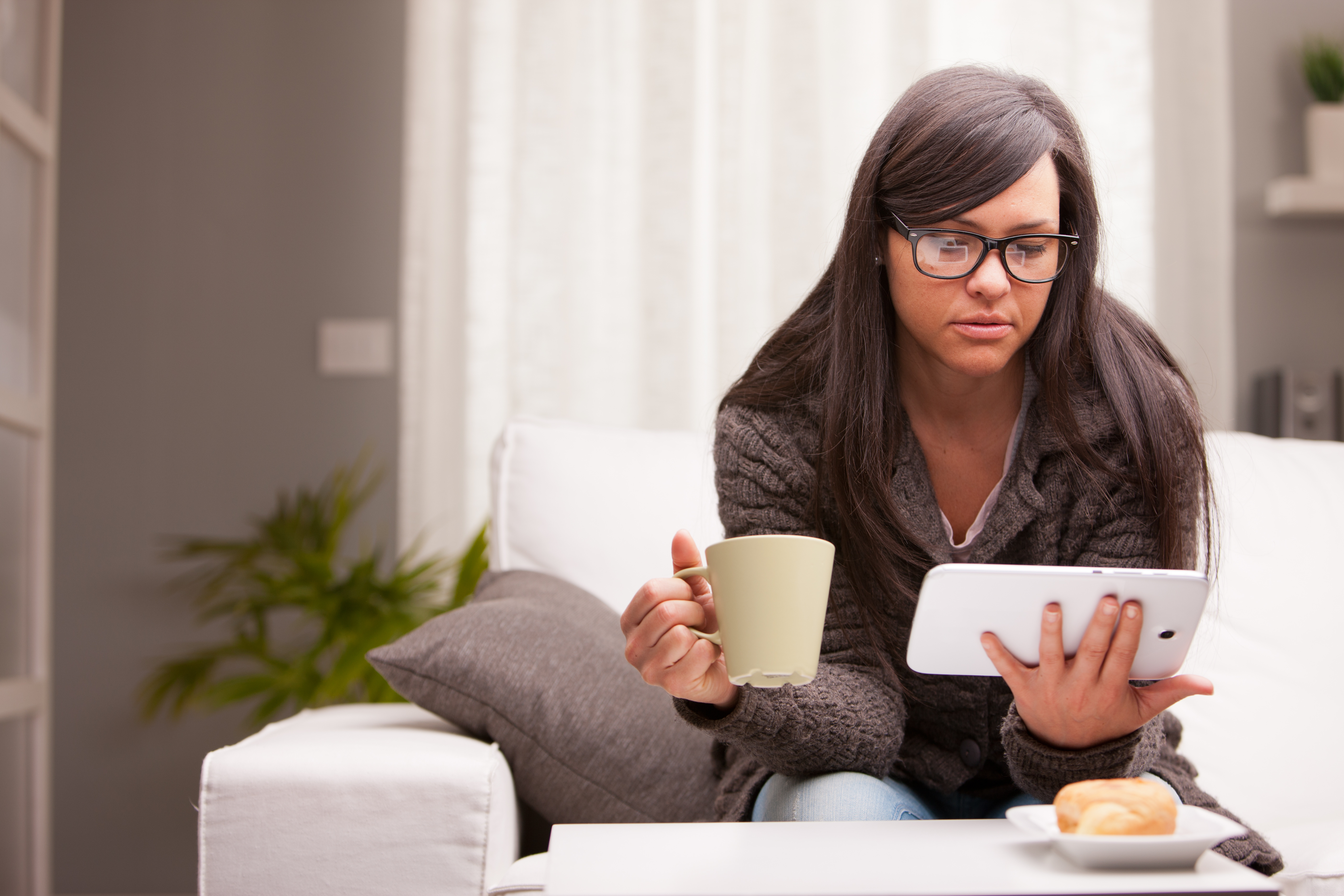 Минимум стресса. Business woman having a Breakfast. Working Breakfast. Young businesswoman having a Video Call stock photo.